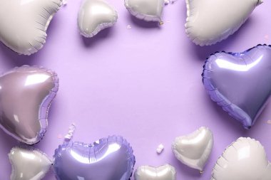 Leylak arka planında kalp şeklindeki balonlardan yapılmış çerçeve. Sevgililer Günü kutlaması