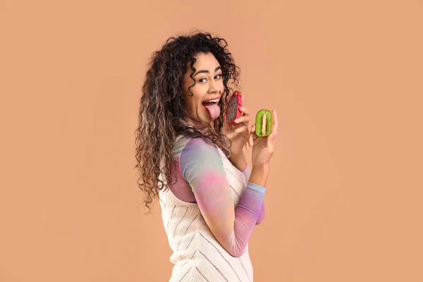 Ung Afroamerikansk Kvinna Med Kiwi Och Drake Frukt Brun Bakgrund — Stockfoto