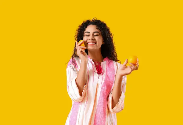 Young African American Woman Oranges Yellow Background — Stock Photo, Image