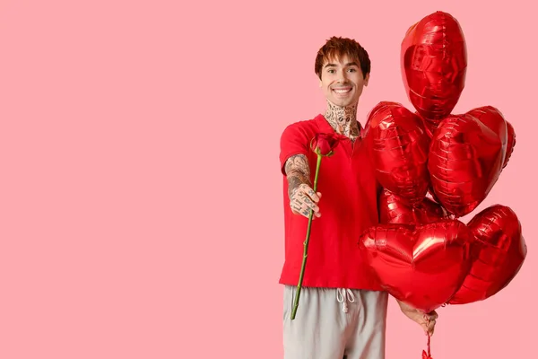Bonito Jovem Com Balões Forma Coração Rosa Flor Fundo Rosa — Fotografia de Stock