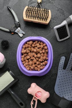 Evcil hayvan bakım aksesuarları ve karanlık arka planda ıslak yiyecekler.