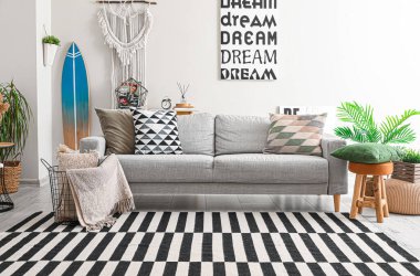 Sörf tahtası ve kanepesi olan şık bir oturma odası.