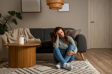 Evde panik atak geçiren genç bir kadın.