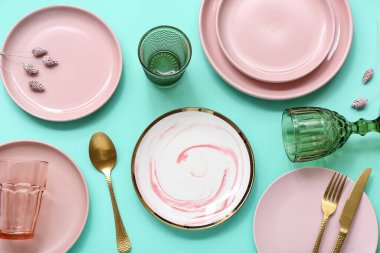 Turkuaz arkaplanda güzel masa ayarları