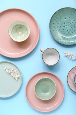 Mavi arkaplanda güzel masa ayarları