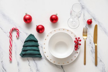 Beyaz mermer arka planda Noel süslemeleri olan şenlik masası