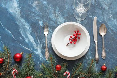Mavi grunge arka planında Noel süslemeleri olan şenlik masası