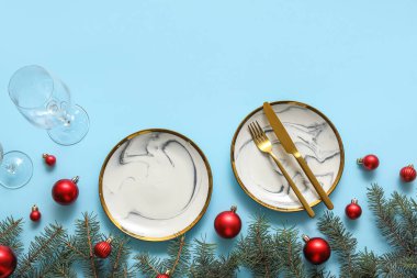 Mavi arka planda Noel süslemeleri olan şenlik masası.