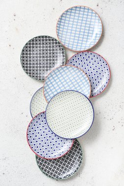 Açık arkaplanda şık, temiz tabak seti