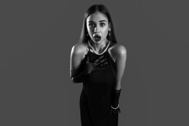 Karanlık geçmişinde korkmuş genç bir kadın.