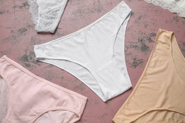 Değişik kadın külotları olan kompozisyon.