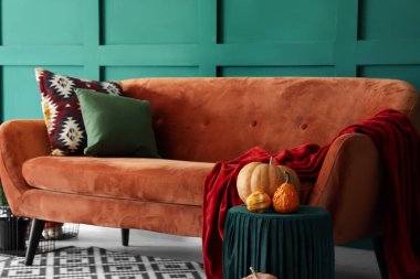 Kanepe ve balkabaklı rahat bir oturma odası.