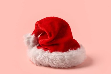 Pembe arka planda Noel Baba şapkası