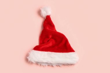 Pembe arka planda Noel Baba şapkası