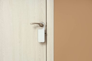 Otel odasında askılı ahşap kapı, yakın plan.