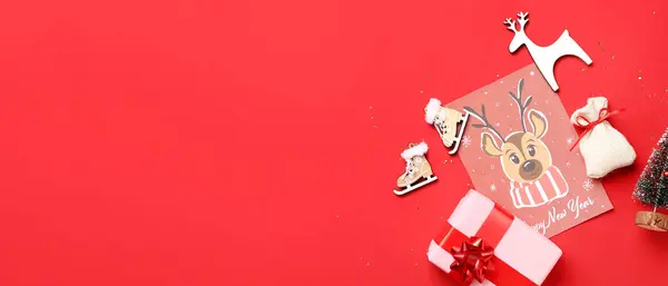 텍스트 공간이있는 빨간색 배경에 선물과 인사말 카드가있는 크리스마스 미니어처 — 스톡 사진