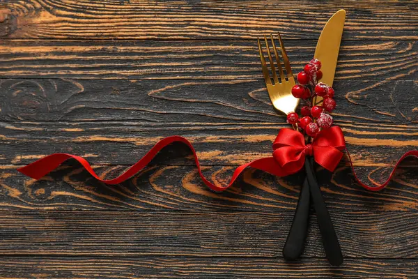 木のテーブルの赤い弓 ベリーおよびカトラリーが付いているお祝いのテーブルの設定 — ストック写真
