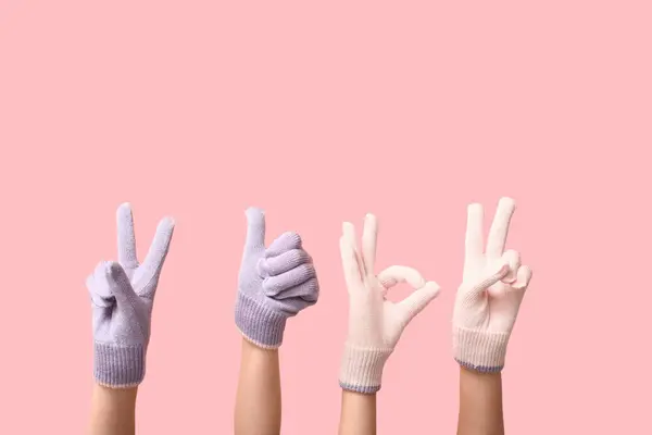 Handen Warme Handschoenen Gebaren Roze Achtergrond — Stockfoto