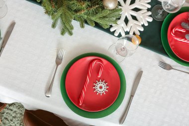 Noel kutlaması için servis edilen şenlikli masa. Çubuk şeker ve kar tanesiyle.