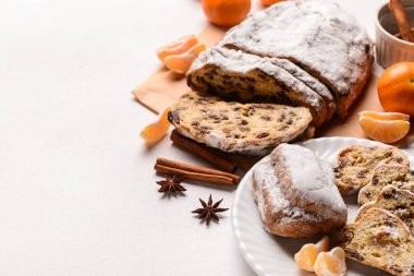 Beyaz arka planda lezzetli Noel aromalı kompozisyon