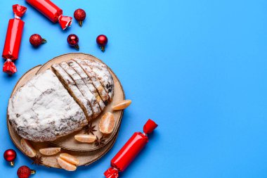 Mavi arka planda lezzetli Noel aromalı kompozisyon