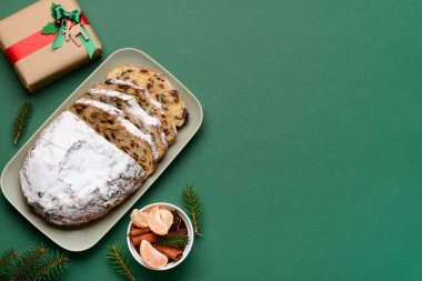 Yeşil arka planda lezzetli Noel aromalı kompozisyon