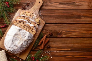 Ahşap arka planda lezzetli Noel aromalı kompozisyon