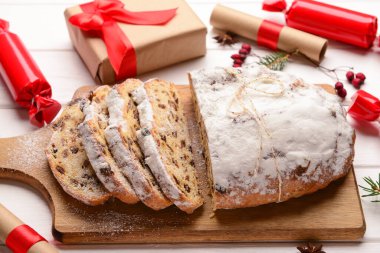 Beyaz ahşap arka planda lezzetli bir Noel tablosu