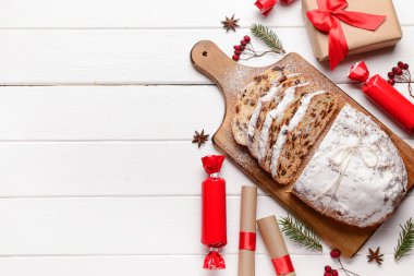 Beyaz ahşap arka planda lezzetli Noel aromalı kompozisyon