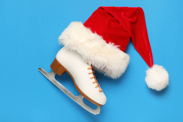 Катание на коньках с Сантой на синем фоне