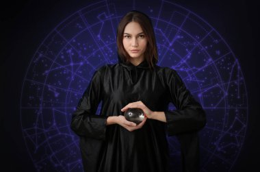 Koyu arkaplanda kristal küresi olan bir kadın astrolog.