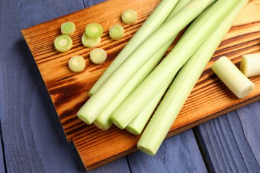 Mavi ahşap arka planda taze pırasa olan tahta.