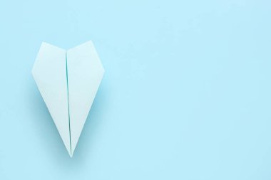 mavi arkaplanda kağıt uçak