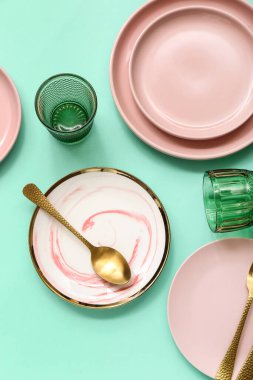 Turkuaz arkaplanda güzel masa ayarları