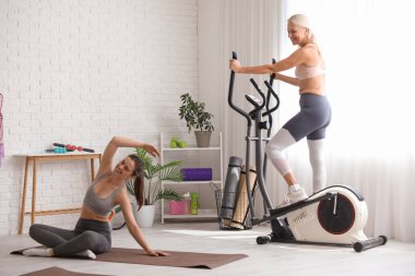 Spor salonunda vücut pozitif kadın eğitimi