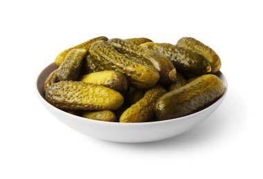 Beyaz arka planda lezzetli mayalanmış salatalıklı kase.