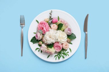 Renk arkaplanında çiçek kompozisyonu olan güzel masa ayarları