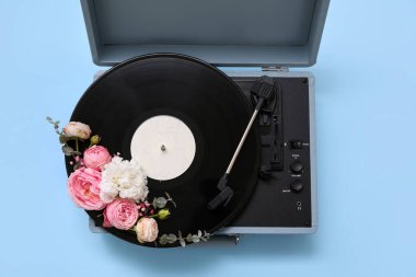 Renk arkaplanındaki kompozisyon pikabı ve güzel çiçekler