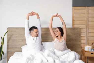 Genç çift yatak yukarı uyanma
