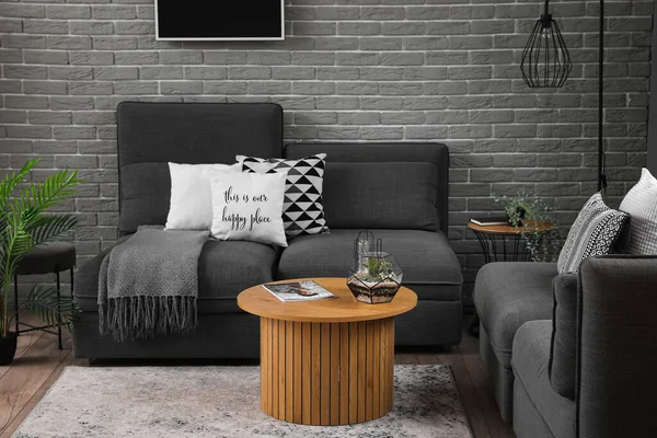 Interieur Des Modernen Wohnzimmers Mit Gemütlichen Sesseln Und Florarium Auf — Stockfoto