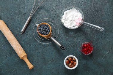 Lezzetli pasta ve siyah arkaplanda malzemelerle şebeke