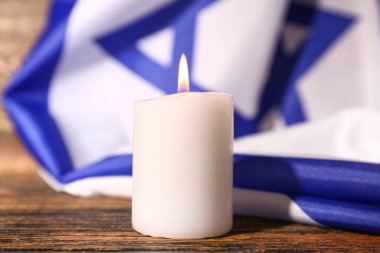 İsrail bayrağıyla yanan mum ahşap masada, yakın plan