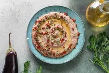 Yeşil arka planda lezzetli baba ghanoush tabağı.