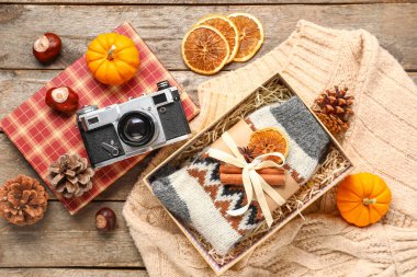 Güzel kompozisyon, kalın çoraplar ve ahşap arka planda fotoğraf makinesi.