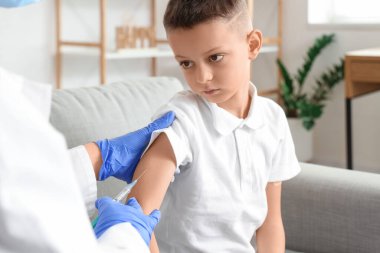 Evde aşısı olan küçük bir çocuk.