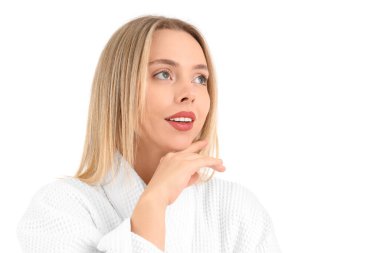 Bornozlu güzel bir kadın beyazlar içinde izole edilmiş.