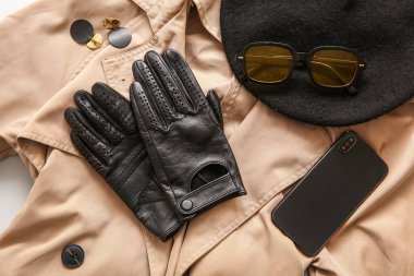 Şık kadın aksesuarları, kıyafetler ve cep telefonu, yakın plan.