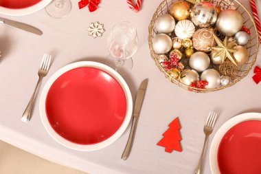 Noel kutlaması için şık bir masa, yakın plan.