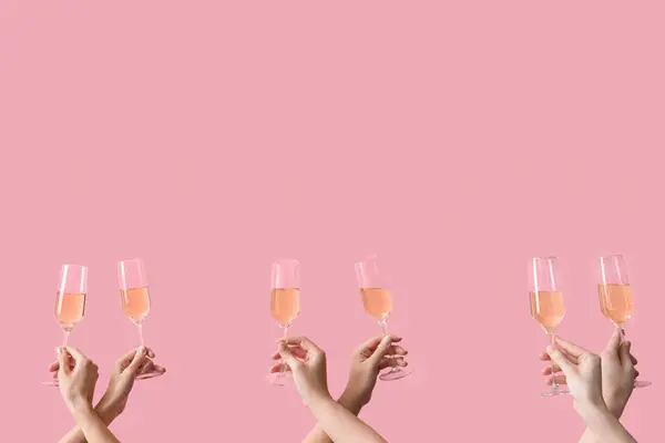 Vrouwelijke Handen Met Glazen Champagne Roze Achtergrond — Stockfoto