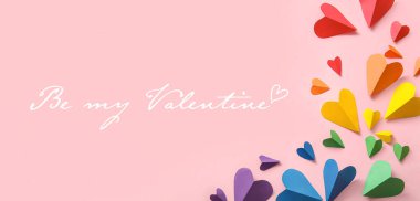 Renkli kağıt kalplere sahip bayrak ve metin pembe arka planda benim VALENTINE Ol